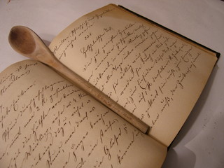 Altes kochbuch handschrift mit kochlöffel