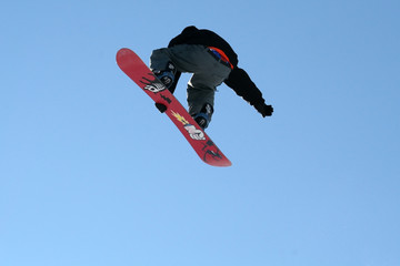 Snowboarder hoch in der Luft