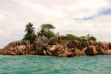 Fototapeta na wymiar małe niezamieszkana wyspa na Oceanie Indyjskim