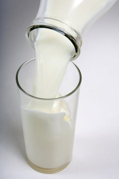 Remplir un verre de lait