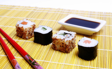 Sushi mit Stäbchen und Sojasoße