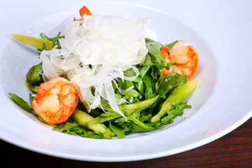 Green salad with king prawns, fennel and Roquefort cheese