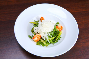 Green salad with king prawns, fennel and Roquefort cheese