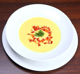 Creamy cauliflower soup with bacon