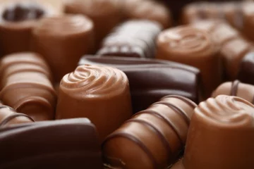 Fototapete Süßigkeiten Assorted chocolate pralines. Short depth-of-field