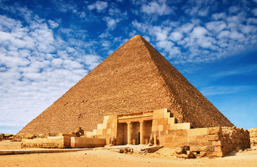 Oude Egyptische piramide tegen blauwe hemel