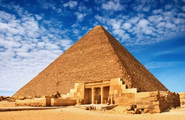 Crédence de cuisine en verre imprimé Egypte Pyramide égyptienne antique contre le ciel bleu