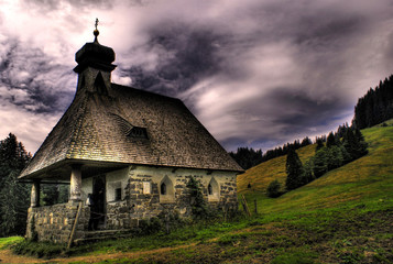 kleine Kirche in den Alpen