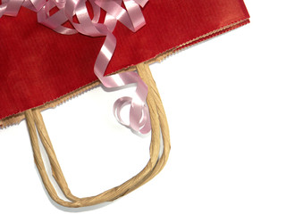 sac rouge en papier avec ruban rose
