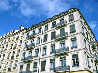 Fototapeta na wymiar Lyon biały budynek na błękitne niebo