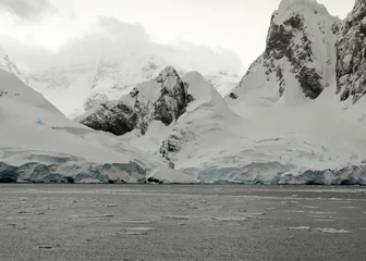 Rolgordijnen mountains and glaciers in antarctica. © lfstewart