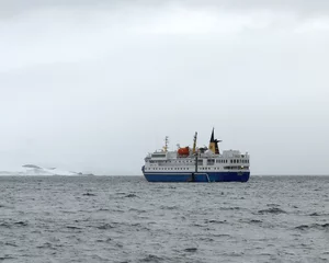 Rolgordijnen ship in antarctica © lfstewart