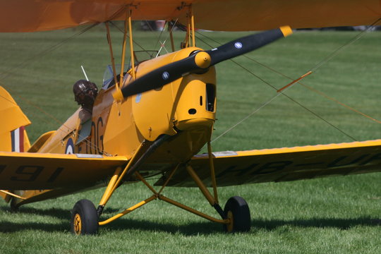 aeroplano biplano in rullaggio