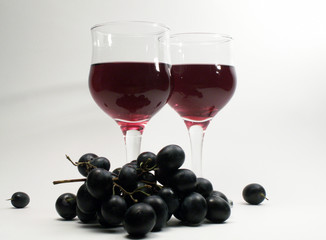 Brunch of grapes and two wineglasses with red wine