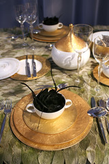 design decorated dinner table for Christmas