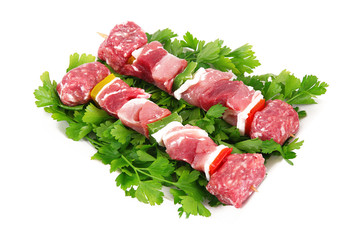 spiedini di carne pronti per grigliata
