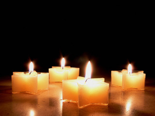 Kerzen in Sternform, Hintergrund dunkel