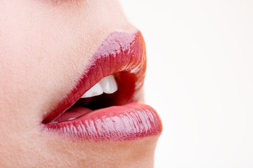 Makelloser geöffner Mund mit roten Lippen