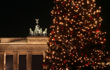 Weihnachtsbaum vorm Brandenburger Tor in Berlin