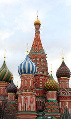 Fototapeta na wymiar Many-colored cupolas of Pokrovskiy of the cathedral