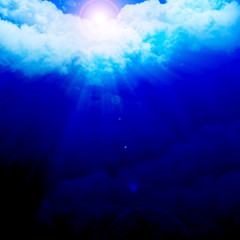 Fototapeta na wymiar Sunrays through the blue sky