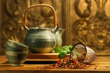 Crédence de cuisine en verre imprimé Theé Tisane asiatique sur une vieille table rustique