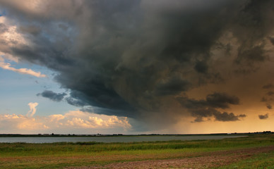 Fototapeta na wymiar Krajobraz z chmur burzowych