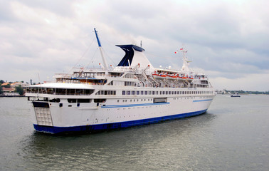 Fototapeta na wymiar Cruise ship in port