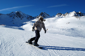 Fototapeta na wymiar Kobieta na snowboardzie