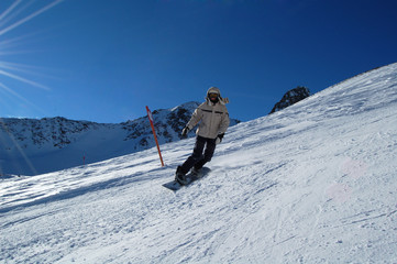 Fototapeta na wymiar Kobieta na snowboardzie