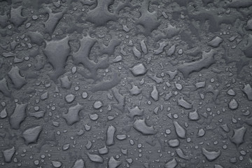 Raindrops on stone. / Regentropfen auf Stein.