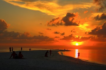 Obraz premium people are on the sunset beach, Indian Ocean