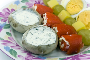gefüllte lachs-röllchen mit gefüllten champignons