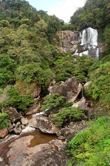 cascade, chute d'eau et rochers, madagascar
