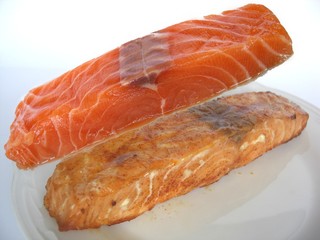 Lachs - vor und nach der Zubereitung