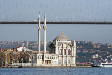 Fototapeta na wymiar Bosphorus Bridge Iústanbul z mosgue na stronie wybrzeża