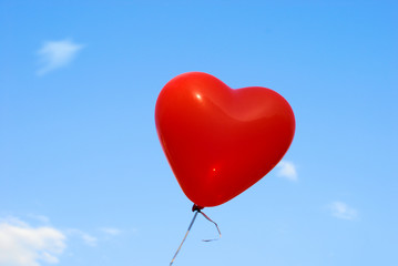 Fototapeta na wymiar Czerwony balon w kształcie serca z nieba