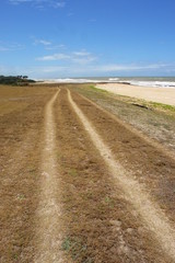 piste en bord de mer sur fond ciel bleu
