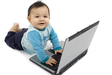Baby mit Laptop