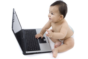 Baby mit Laptop