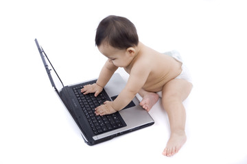 Baby mit Laptop