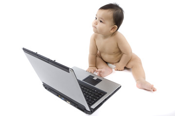 Baby mit Laptop