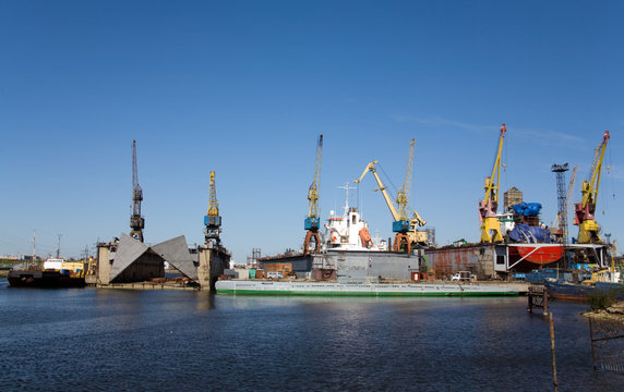 the view of Saint-Petersburg's dock in summer
