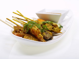 malaysische curry rind, hühnchen und shrimp satays