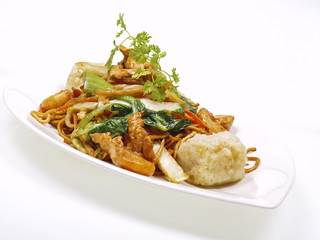 cinesisches hühnchen mit tofu und nudeln