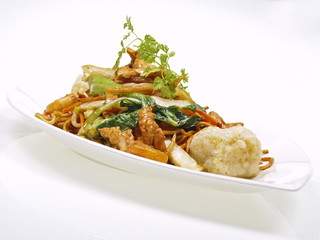 cinesisches hühnchen mit tofu und nudeln
