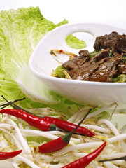 cinesisches chili rindfleisch mit reisnudeln