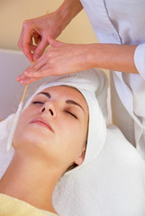 Obraz na płótnie Canvas Facial cryogenic massage in spa salon