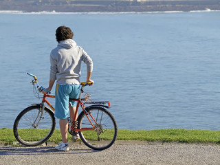 Adolescente en bicicleta