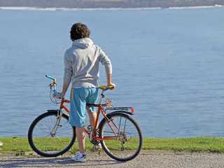 Adolescente en bicicleta
